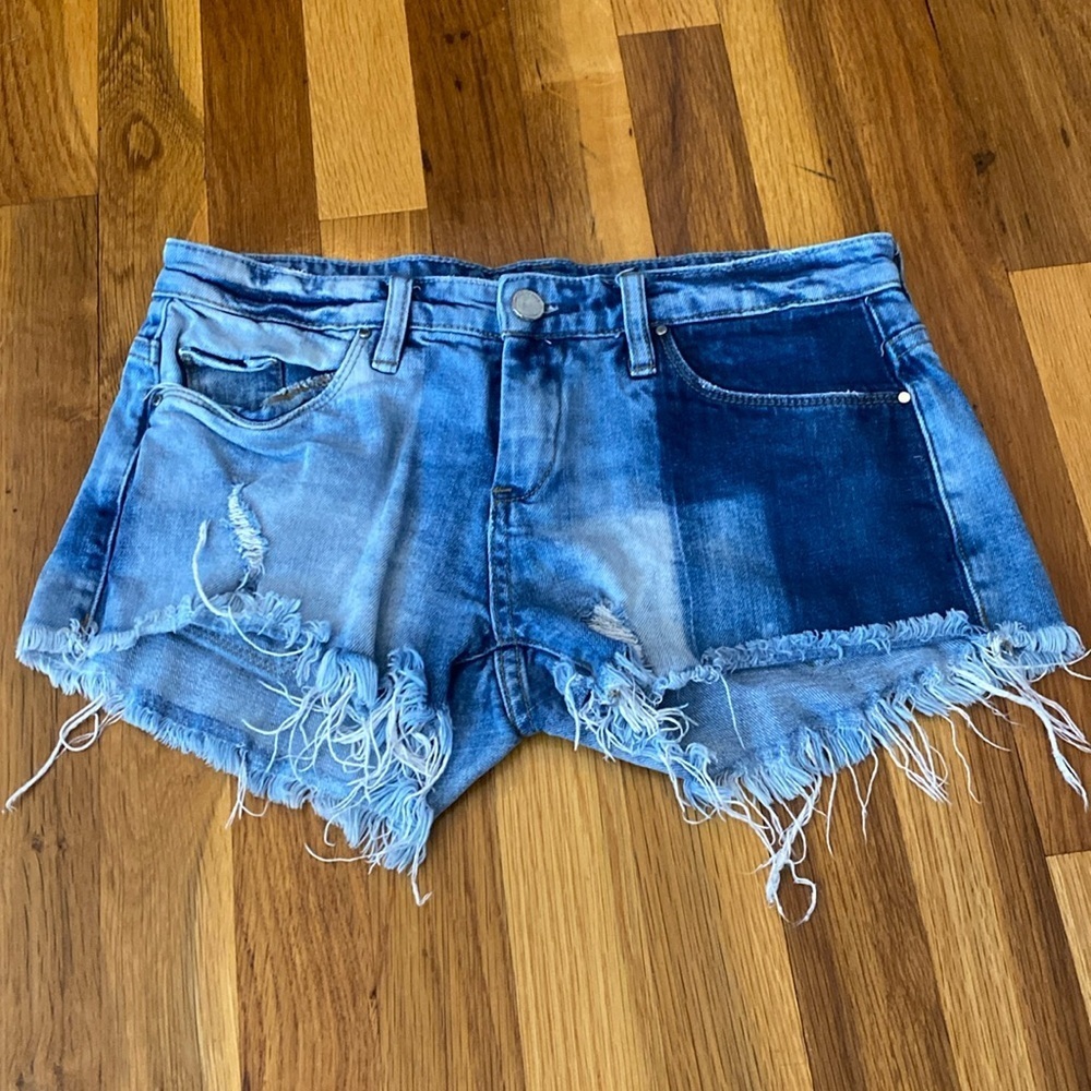 Blank NYC women’s Blue Distressed Denim Shorts Size 25